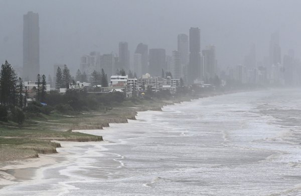Statt Sandstrand ragen an der Gold Coast stellenweise nun meterhohe «Klippen» ins Meer. - © Dave Hunt/AAP/dpa
