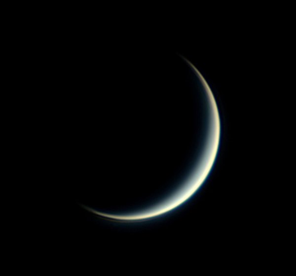 Nur noch eine schmale Sichel: Die Venus am Abendhimmel. - © Markus Dähne/-/dpa