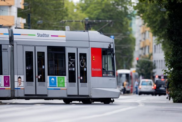 Düsseldorf zählt zu den deutschen Großstädten, in denen das ÖPNV-Angebot zwischen 2023 und 2025 deutlich ausgebaut worden ist. - © Rolf Vennenbernd/dpa