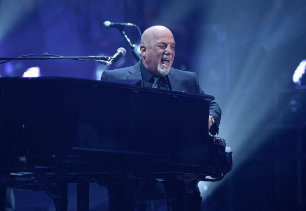 Der «Piano Man» Billy Joel muss seine laufende Tournee aus gesundheitlichen Gründen unterbrechen (Archivfoto) - © Evan Agostini/Invision/AP/dpa