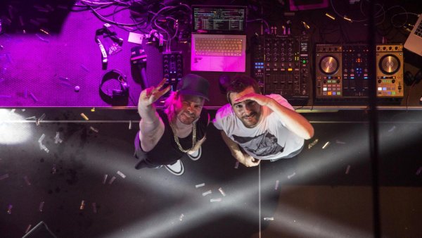 Blick nach oben: Die Radio-DJs Jan-Christian Zeller (links) und Tobi Schäfer grüßen am Samstag von Bord der MS Schieder-See. - © Einslive