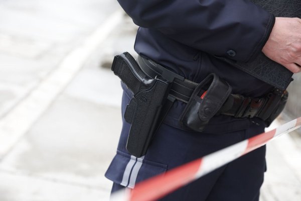 Ein Polizist steht vor der obersteirischen Polizeiinspektion Trieben (Bezirk Liezen). Hier hatte ein Polizist laut Behördenangaben einen Kollegen mit einer Schusswaffe tödlich getroffen. - © Erwin Scheriau/APA/dpa