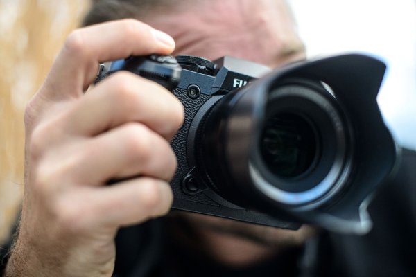 Schlankere Gehäuse und ein geringeres Gewicht zeichnen spiegellose Systemkameras aus. - © Sina Schuldt/dpa-tmn