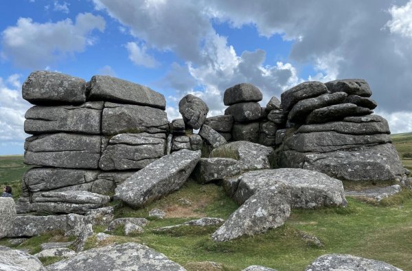Wie aufgestapelte und teils wieder eingestürzte Riesenbauklötze: «Tor» nennt man die im Dartmoor vorkommende typische Felsformation. - © Christoph Driessen/dpa-tmn