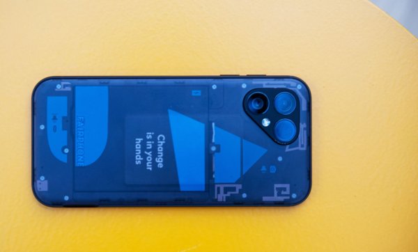 Schick transparent: Diese Gestaltungsvariante ist neu beim Fairphone 5 (Bild). Beim Vorgängermodell gab es sie noch nicht. - © Bernd Diekjobst/dpa-tmn