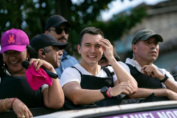 Daniel Noboa (M) gilt als Mitte-Rechts-Politiker. - © Rodrigo Abd/AP