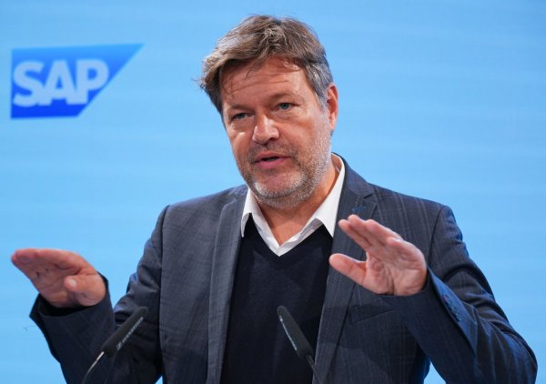 Bundeswirtschaftsminister Robert Habeck spricht zur Eröffnung des neuen Berliner Standorts des Softwareunternehmens SAP. - © Soeren Stache/dpa