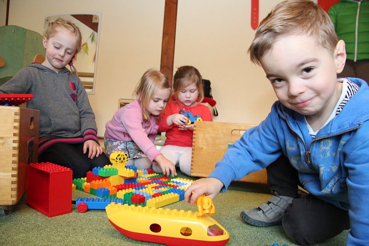 Genügend Platz für alle: In der Kita Am Flüt spielen Mads (4 Jahre) sowie (von links) Lissi (6), Giulia und Nika (beide 4). Auch für ihre Altersgenossen bieten die Lemgoer Kitas genug Raum, wie die Bedarfsplanung andeutet. - © Brand