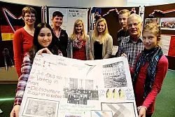 Esra Turp und Marina Glatthor (rechts) halten ein Plakat der Ausstellung, an der auch (von links) Anne Mauritius, Maximilian Ilgner, Alina Andretzky, Jessica Gast, Philip Sommer, Friedrich-Wilhelm Schulte und andere arbeiten. - &copy; Foto: Rademacher