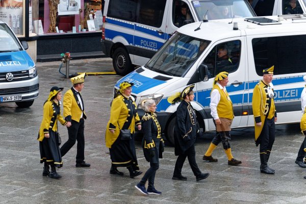 Der Straßenkarneval steht dieses Jahr unter erhöhtem Polizeischutz (Archivbild). - © Henning Kaiser/dpa