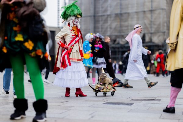 An diesem Donnerstag beginnt mit Weiberfastnacht der Straßenkarneval (Archivbild). - © Rolf Vennenbernd/dpa