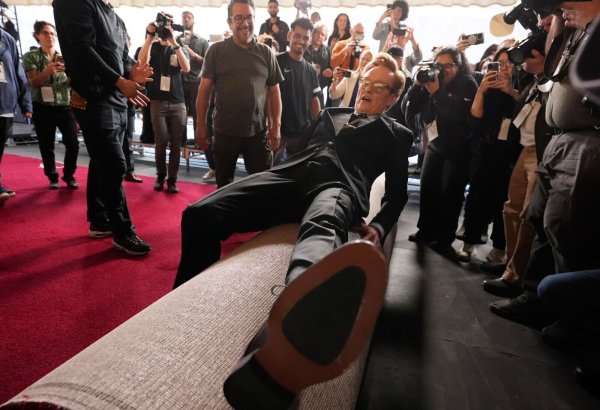 Conan O’Brien scherzt am roten Teppich - © Chris Pizzello/Invision/AP/dpa