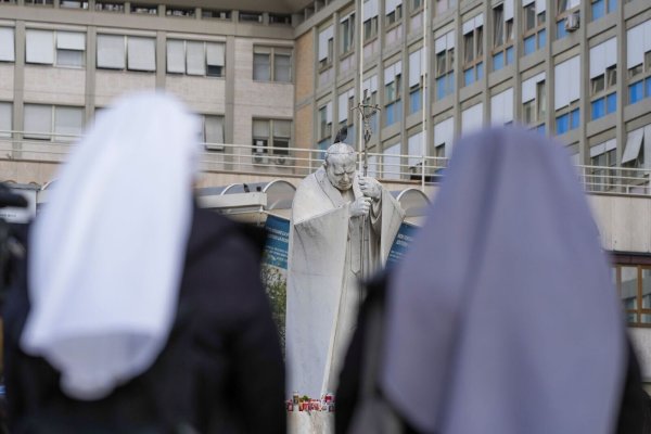 Dem schwer erkrankten Papst geht es dem Vatikan zufolge besser. - © Andrew Medichini/AP/dpa
