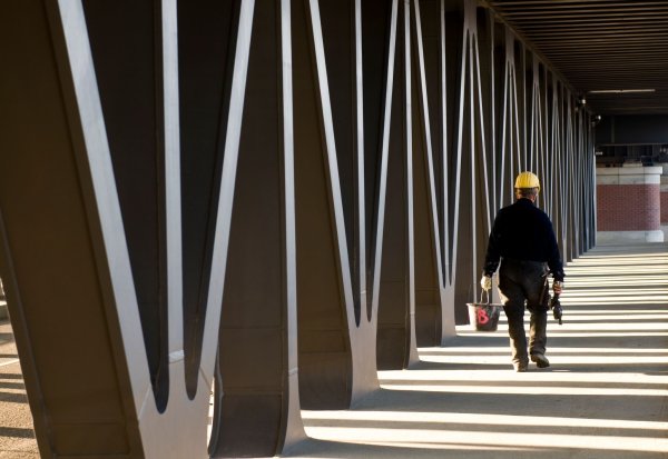 Auch wenn ein Arbeitszeitkonto flexiblere Einsatzzeiten möglich macht: Gesetze zum Schutz von Beschäftigten dürfen nicht übergangen werden. - © Jens Schierenbeck/dpa-tmn
