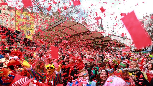 Mit der Weiberfastnacht hat am Donnerstag der Straßenkarneval begonnen. - © Rolf Vennenbernd/dpa