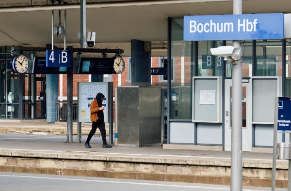 Freitagabend sperrt die Bahn die wichtige Strecke zwischen Essen und Dortmund - bis 25. April hat das Auswirkungen vor allem für Reisende in Bochum. (Archivbild) - © Bernd Thissen/dpa