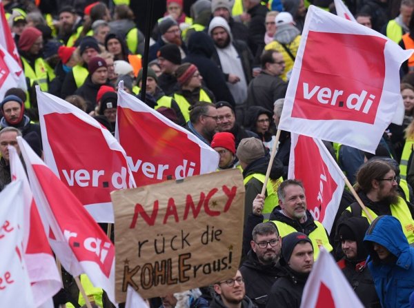 Teilnehmerinnen und Teilnehmer demonstrieren in Hamburg am Alten Elbtunnel während eines Warnstreiks im öffentlichen Dienst. - © Marcus Brandt/dpa
