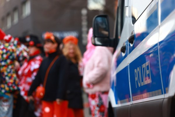 Der Straßenkarneval steht dieses Jahr unter erhöhtem Polizeischutz. - © Rolf Vennenbernd/dpa