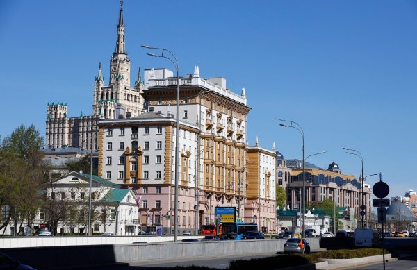 Der Altbau der US-Botschaft in Moskau ist ein beeindruckendes Gebäude im Stil des sowjetischen Klassizismus. (Archivbild) - © Alexander Zemlianichenko/AP/dpa