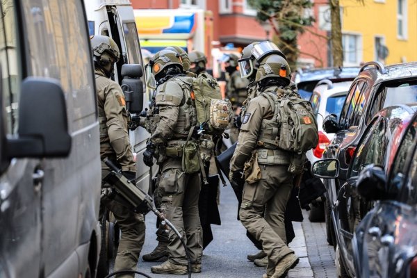 Schwer bewaffnete Sicherheitskräfte im Einsatz bei einer Durchsuchung in Hagen. Die Polizei hat einen Raubüberfall auf ein Werttransportunternehmen vereitelt. - © Alex Talash/dpa