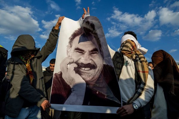 PKK-Chef Öcalan ruft Kämpfer zur Niederlegung von Waffen auf - © Metin Yoksu/AP/dpa