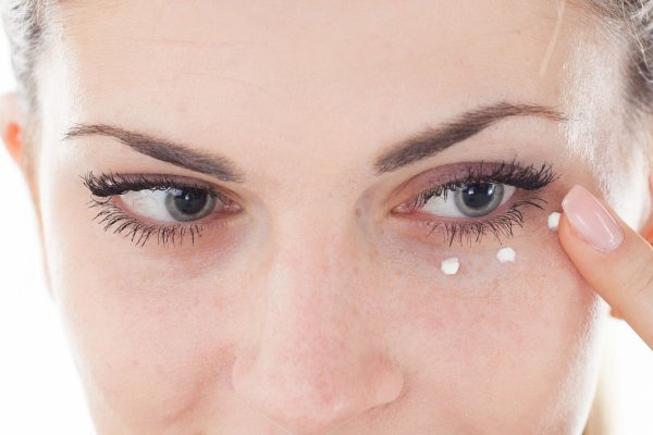 «Öko-Test» hat 20 parfümfreie Augencremes getestet. 13 Produkte schnitten mit «sehr gut» oder «gut» ab, vor allem zertifizierte Naturkosmetik überzeugte. - © Christin Klose/dpa-tmn