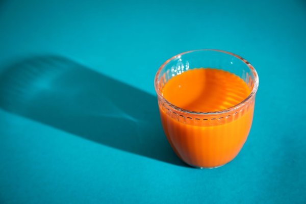 Bei Durst ein Glas Karottensaft für die Kleinen? Babys und Kleinkinder bekommen damit zu viel Zucker, heißt es in der Zeitschrift «Öko-Test». - © Christin Klose/dpa-tmn