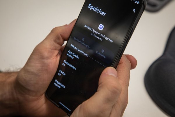 Was ist denn SafetyCore? Diese App spielt Google seit einiger Zeit unverlangt auf Android-Smartphones. Sorgen muss man sich deswegen nicht machen, heißt es. - © Christin Klose/dpa-tmn