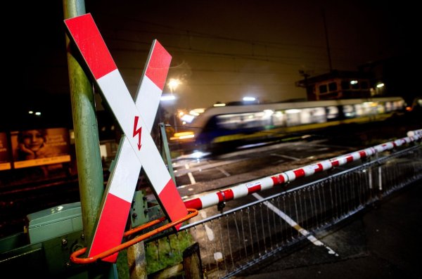Beim Überqueren eines Bahnübergangs ist ein Mann in Welver von einem Zug erfasst worden. Als die Polizei am Unfallort eingetroffen sei, seien die Schranken geschlossen gewesen. (Symbolbild). - © Hauke-Christian Dittrich/dpa