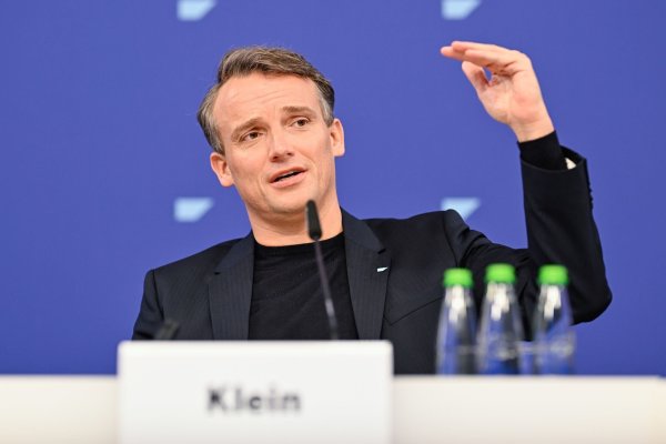 Nicht nur die SAP-Aktie ist im Höhenflug - sondern auch die Manager-Gehälter des Konzerns. Im Bild: SAP-Chef Klein. (Archivbild) - © Uwe Anspach/dpa