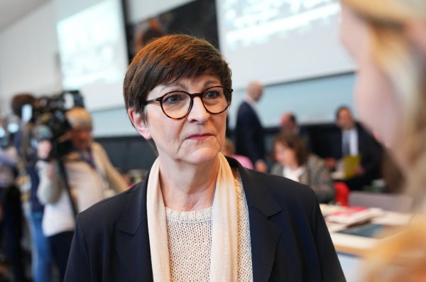 Saskia Esken will trotz des Wahldesasters SPD-Parteichefin bleiben. (Archivbild) - © Michael Kappeler/dpa