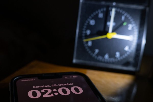 Viele ärgert es: Wieder einmal wird die Uhr umgestellt. (Symbolbild) - © Sebastian Gollnow/dpa