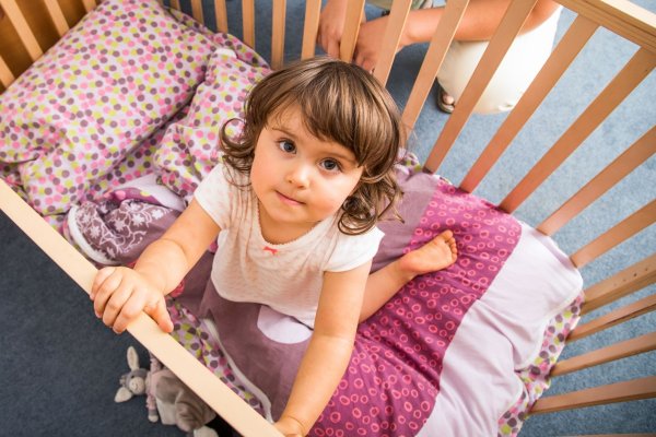 So schläft das Kind sicher und bequem: Beim Kinderbett sollten Eltern auf abgerundete Ecken und eine Matratze mit elastischem Kern achten. - © Christin Klose/dpa-tmn