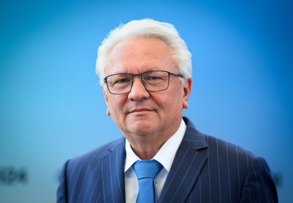 Rheinmetall-Chef Armin Papperger ist erfreut über den Aktienkurs seiner Firma. - © Bernd von Jutrczenka/dpa