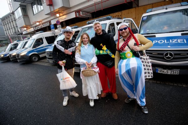 Der Straßenkarneval beginnt am Donnerstag unter starkem Polizeischutz. - © Henning Kaiser/dpa