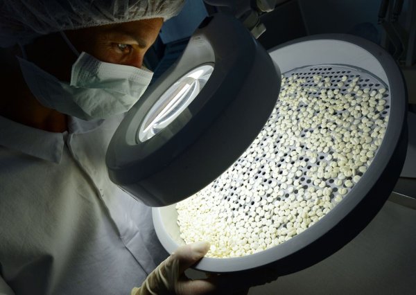 Arzneiproduktion: Die Pharmabranche warnt vor einem akuten Fachkräftemangel (Archivbild) - © Arne Dedert/dpa