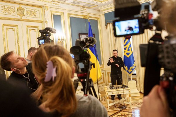 Viel wurde über ein zukünftiges Rohstoff-Abkommen zwischen den USA und der Ukraine spekuliert, doch geht es Selenskyj zufolge erst einmal nur um ein Rahmenabkommen. - © Evgeniy Maloletka/AP/dpa