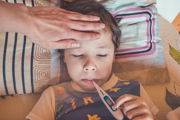 Besser Bettruhe zuhause als unnötiger Besuch in der überfüllten Kinderarztpraxis: Eltern könnten oft durch einfache und effektive Maßnahmen einen unnötigen Arztbesuch vermeiden, so Experte Marcus Heidemann. Auch Fieber sei zumeist kein Problem. - © Symbolbild: Pixabay