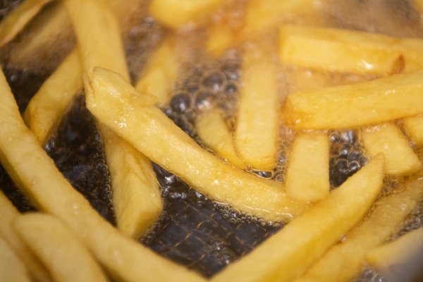 Im nordfranzösischen Arras findet die erste Pommes frites-Weltmeisterschaft statt. - © Sebastian Gollnow/dpa