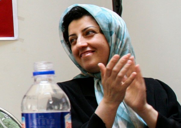 Narges Mohammadi applaudiert bei einem Treffen über Frauenrechte am 03.07.2008 in Teheran. - © Vahid Salemi/AP/dpa
