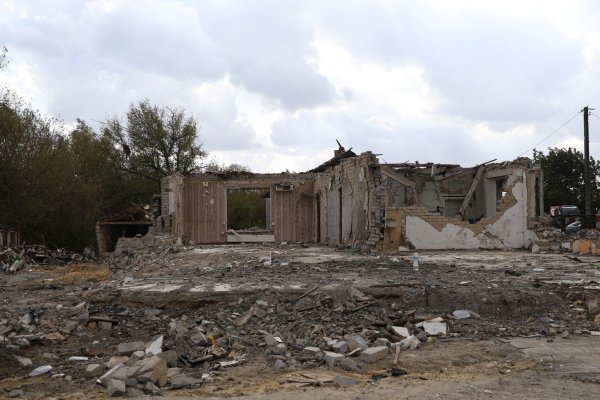 Das durch russischen Beschuss zerstörte Café im ostukrainischen Dorf Hrosa. - © Alex Babenko/AP/dpa