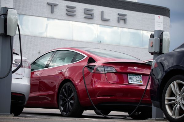 Eine Model-3-Limousine von Tesla. - © David Zalubowski/AP/dpa