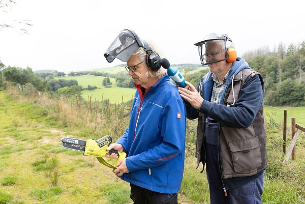 Mini-Kettensäge aber Maxi-Sound? Auch die Lautstärke der handlichen Sägewerkzeuge wurde getestet. - © Claudio Kalex/selbst ist der Mann/dpa-tmn