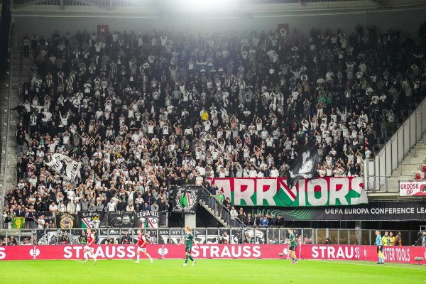 Nach dem Spiel von Legia Warschau bei AZ Alkmaar in der Conference League hat es nach Ausschreitungen zwei Festnahmen gegeben. - © Ed Van De Pol/ANP/dpa/Archivbild