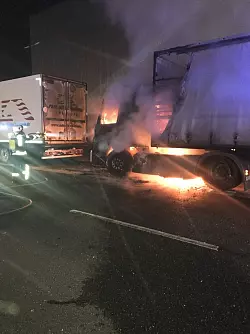 Bereits am sp&auml;ten Sonntagabend hatte ein LKW gebrannt. - &copy; Feuerwehr Herford