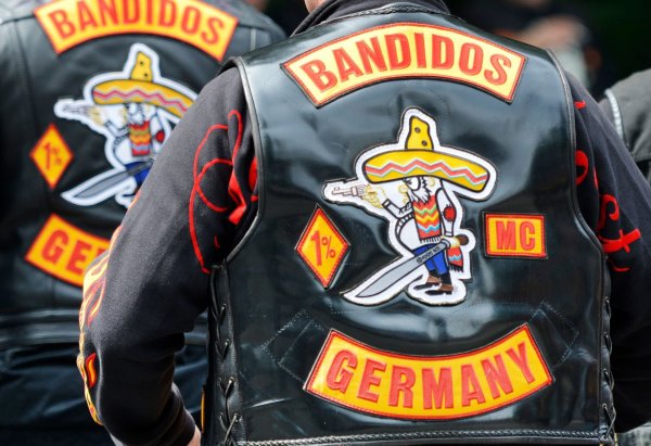 «Bandidos Germany» steht auf dem Rücken von Westen, die Mitglieder des seit 2021 verbotenen Motorradclubs «Bandidos» tragen. Einige von ihnen sollen zu den «Hells Angels» gewechselt sein. (Archivfoto) - © Marius Becker/dpa