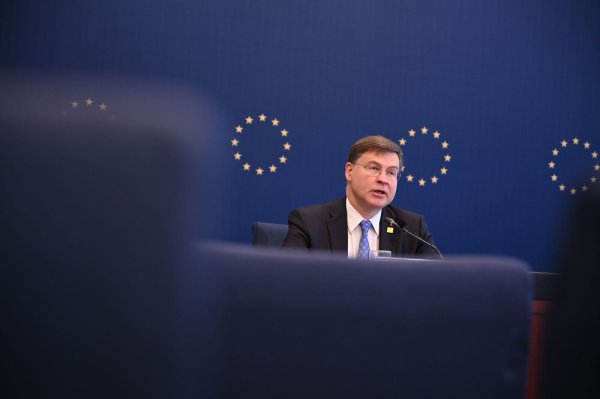 Die EU-Kommission kann die Zölle einführen, doch versucht noch in Verhandlungen eine Lösung zu finden. (Archivbild) - © Johannes Neudecker/dpa