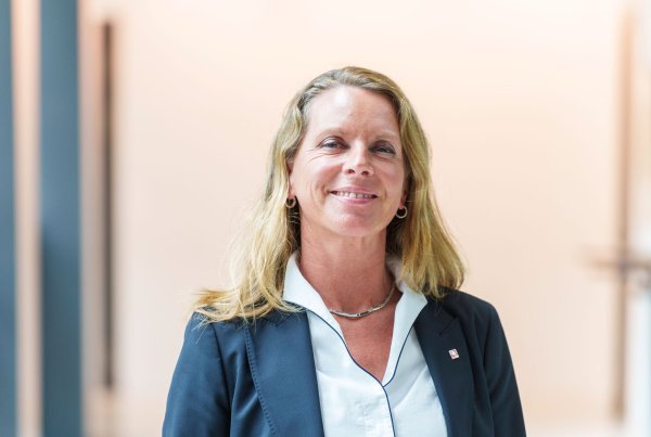 Nadine Boguslawski von der IG Metall kündigt schnelle Warnstreiks an. - © Andreas Arnold/dpa