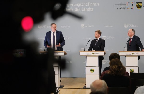 Rheinland-Pfalz-Regierungschef Schweitzer stellt mit anderen Ministerpräsidenten die Reformpläne vor. - © Sebastian Willnow/dpa