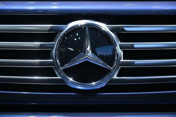 Die Aktie von Mercedes-Benz schwächelt. (Archivbild) - © Johannes Neudecker/dpa